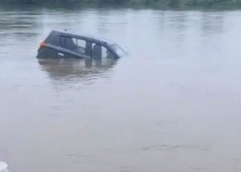 गुजरात-महाराष्ट्र में बारिश-बाढ़ का कहर: 104 की मौत, हाईवे डूबे और पंडाल गिरे