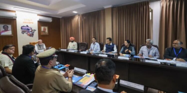 PM MODI DEHRADUN VISIT:उतराखण्ड के बाढ़ प्रभावित क्षेत्रों के लिए 1200 करोड़ का पैकेज, राहत कार्य व NDRF की टीमों से की मुलाकात