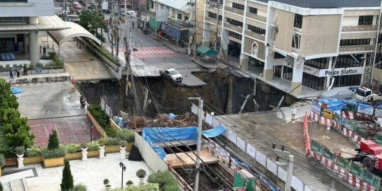 बैंकॉक हादसा: शहर की सड़क पर अचानक 50 फीट गहरा सिंकहोल, गाड़ियां समा गईं गड्ढे में, लोग बोले- धरती ने निगल लिया सबकुछ