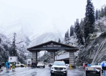 हिमाचल प्रदेश में बर्फबारी और बारिश का कहर, बंद  तापमान में 5-9°C की गिरावट , पर्यटकों ने लिया बर्फ का आनंद, जल्द ही ठंड बढ़ने के आसार