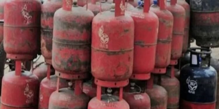 कॉमर्शियल सिलेंडर और स्पीड पोस्ट महंगे, रिज़र्वेशन के लिए आधार अनिवार्य