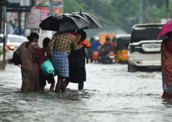 दक्षिण भारत में तूफानी हवाओं और बारिश से सतर्क रहने की अपील उत्तर-पूर्वी मानसून के सक्रिय होने के कारण दक्षिण भारत के कई राज्यों में पिछले दो दिनों से लगातार भारी बारिश हो रही है।