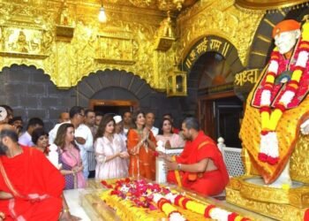 शिल्पा शेट्टी और शमिता शेट्टी ने शिरडी में साईं बाबा के दर्शन किए