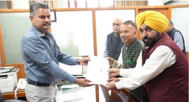 पंजाब: राजिंदर गुप्ता ने भरा राज्यसभा का नामांकन, CM भगवंत मान दे रहे समर्थन