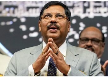 सुप्रीम कोर्ट में हंगामा: वकील ने चीफ जस्टिस B.R  गवई पर फेंकी वस्तु, वकील को किया डिटेन पुलिस ने किया आरोपी वकील को गिरफ्तार