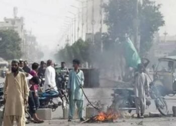 लाहौर-इस्लामाबाद में हिंसक झड़प: गोलीबारी, लाठीचार्ज — तनाव चरम पर
