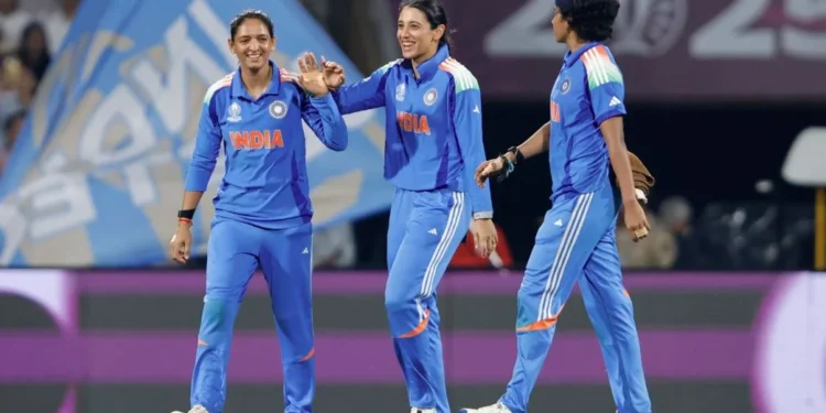 WOMEN’S WORLD CUP 2025: भारतीय महिला टीम ने न्यूजीलैंड को 53 रनों से हराकर सेमीफाइनल में बनाई जगह, मंधाना-रावल की जोड़ी ने रचा इतिहास