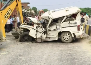 UTTAR PARDESH:जौनपुर में हुआ भीषण सड़क हादसा खड़े ट्रक से टकराई बोलेरो,3 लोगों की मौत और 3 लोग गंभीर घायल, विंध्याचल दर्शन के बाद लौट रहा था परिवार