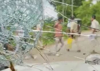 WEST BENGAL: जलपाईगुड़ी में हुआ BJP नेताओं पर हमला ,सांसद का फोड़ा सिर और गाड़ी का तोड़ा शीशा ,     बाढ़ राहत में लगे नेताओं पर किया हमला