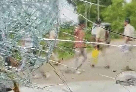 WEST BENGAL: जलपाईगुड़ी में हुआ BJP नेताओं पर हमला ,सांसद का फोड़ा सिर और गाड़ी का तोड़ा शीशा ,     बाढ़ राहत में लगे नेताओं पर किया हमला