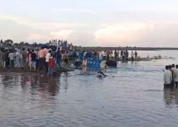 खंडवा में दुर्गा विसर्जन के दौरान बड़ा हादसा, तालाब में गिरी ट्रॉली, 11 लोगों की मौत , PM मोदी और राहुल गांधी ने हादसे पर जताया दुख, मुआवजे का किया ऐलान