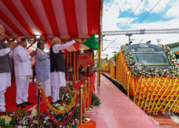 Varanasi:से लॉन्च हुई 4 नई वंदे भारत ट्रेनें: पीएम मोदी ने यात्रियों के लिए बेहतर यात्रा का किया वादा