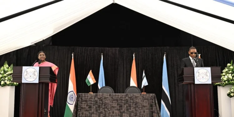 राष्ट्रपति द्रौपदी मुर्मू का BOTSWANA में हुआ भव्य स्वागत, राष्ट्रपति को मिली 21 तोपों की सलामी, व्यापार, निवेश और स्वास्थ्य के क्षेत्र में हुए कईं महत्वपूर्ण समझौते