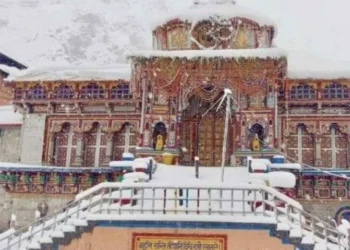 BADRINATH DHAM में हुई बर्फबारी,चारों ओर बिछी सफेद चादर ,श्रद्धालुओं  में बढा उत्साह, सीजन की हुई पहली बर्फबारी