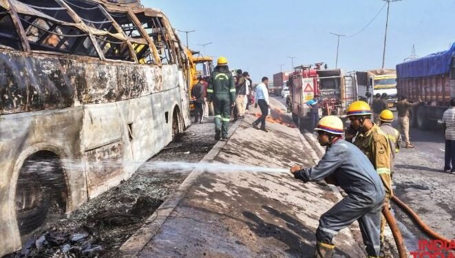 KANPUR  में स्लीपर बस में लगी भीषण आग,40 यात्रियों से भरी हुई थी बस,पुलिस ने यात्रियों को खींचकर निकाला बाहर