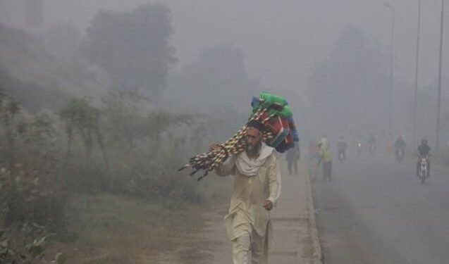 PAKISTAN का LAHORE बना दुनिया का दूसरा सबसे प्रदूषित शहर , धुंध और प्रदूषण में घिरी लाहौर की सड़कों पर सांस लेना हुआ मुश्किल