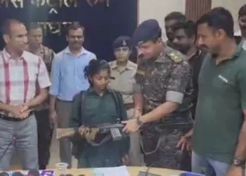 14 लाख की इनामी नक्सली सुनीता ने किया आत्म-समर्पण,19 की उम्र में थामा था माओवादियों का हाथ, आत्मसमर्पण के दौरान इंसास राइफल, तीन मैगजीन सौंपी गई पुलिस को