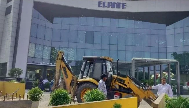 CHANDIGARH प्रशासन की बड़ी कार्रवाई  एलांते मॉल की बिल्डिंग वायलेशन पर चला बुल्डोजर, भारी पुलिस बल की मौजूदगी में चला बुलडोजर