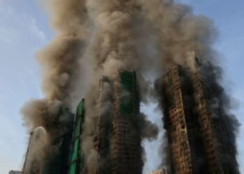 HONG KONG के ताई पो में लगी भयानक आग, लेवल-5 आग का कहर, 7 टावर जलकर हुए राख,अब तक 44 लोगों की मौत, 250 लोग लापता