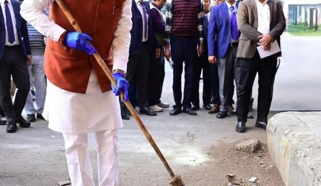 UTTARAKHAND:मुख्यमंत्री पुष्कर सिंह धामी ने किया देहरादून ISBT का औचक निरीक्षण,गंदगी देखकर खुद लगाई बस स्टैंड़ पर झाड़ू