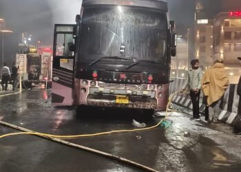 ZIRAKPUR फ्लाईओवर पर चलती बस में लगी आग, यात्रियों में मची चीख-पुकार,दूर-दूर तक दिखी आग की लपटें और धुंए का गुबार, बाल-बाल बचे सभी यात्री