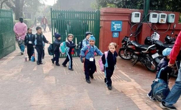 AMRITSAR में हाई अलर्ट, स्कूलों को मिली बम से उड़ाने की धमकी, प्रशासन ने जिले के सभी स्कूलों को दिया बंद करने का आदेश, बच्चों को लेने पहुंचे पैरेंट्स