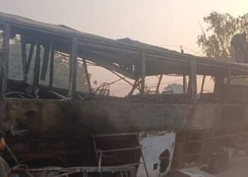 UTTAR PRADESH के  बलरामपुर मे देर रात भयानक सड़क हादसा, बस-ट्रक टक्कर के बाद लगी आग, 3 लोगों की जिंदा जलकर मौत, 24 लोग झुलसे, 6 की हालत नाजुक