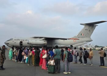 SRI LANKA में साइक्लोन दितवाह से तबाही, भारतीय वायुसेना ने चलाया ऑपरेशन सागर बंधु, श्रीलंका में 300 से ज्यादा लोगों को बचाया