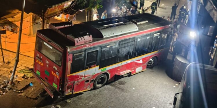 MUMBAI के भांडुप में दर्दनाक बस हादसा, BEST बस हुई बेकाबू,13 पैदल यात्रियों को कुचला,महिलाओं समेत 4 लोगों की मौत