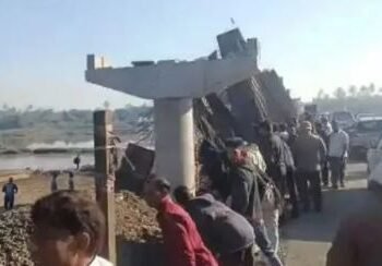 GUJRAT के वलसाड में औरंगा नदी पर निर्माणाधीन पुल ढहा ,5 मजदूर दबे मलबे के नीचे, गंभीर रूप से घायल मजदूर
