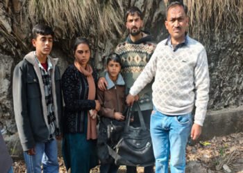 बस हादसे के बाद ईमानदारी की मिसाल, ₹3.20 लाख से भरा बैग घायल यात्री के परिजनों को सौंपा