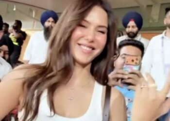 IPL Match में Sonam Bajwa और G Khan की मजेदार नोकझोंक वायरल
