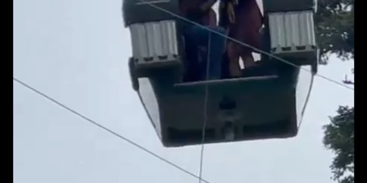 गुलमर्ग रोपवे में बड़ा हादसा टला: हवा में फंसे 300 पर्यटक, सेना-पुलिस का रेस्क्यू जारी