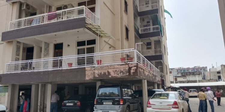 Mohali में ED Raid पर बड़ा खुलासा 9वीं मंजिल से कैश फेंकने की कोशिश 21 लाख बरामद 12 जगहों पर एक साथ छापेमारी