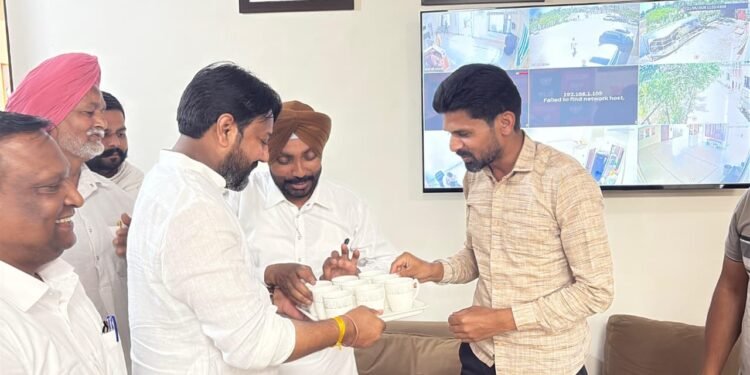 मनदीप राणा ने चाय बनाकर कार्यकर्ताओं का दिल जीता