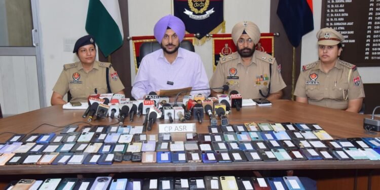 Amritsar पुलिस ने 255 गुम मोबाइल खोजकर लौटाए