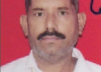 ਜ਼ਹਿਰੀਲੀਆਂ ਧਮੂੜੀਆਂ ਨੂੰ ਅੱਗ ਲਗਾਉਂਦੇ ਸਮੇਂ ਵਿਅਕਤੀ ਨਾਲ ਵਾਪਰੀ ਅਣਹੋਣੀ ਘਟਨਾ