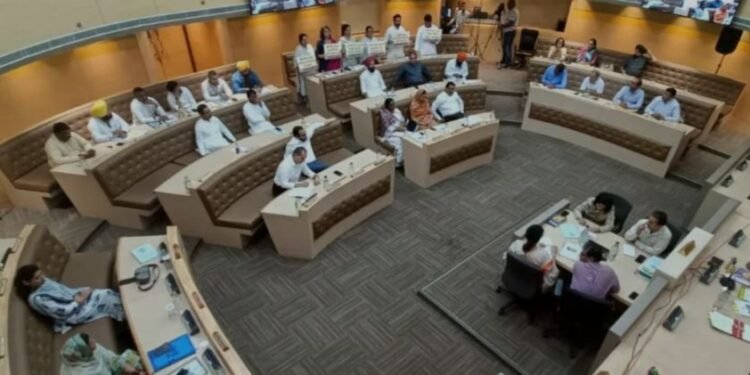 चंडीगढ़ नगर निगम हाउस मीटिंग में हंगामा, धक्कामुक्की और एजेंडा फाड़ा गया