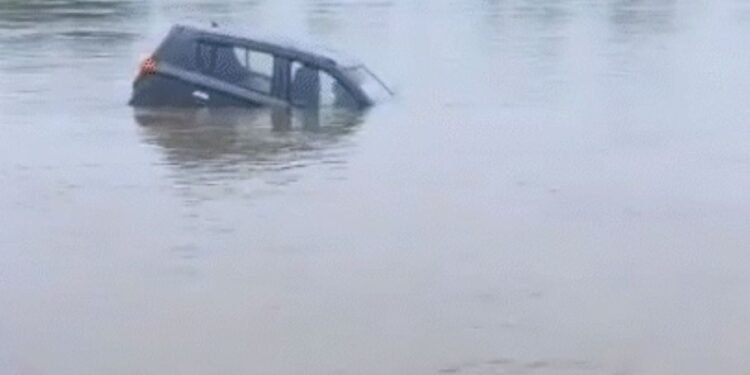 गुजरात-महाराष्ट्र में बारिश-बाढ़ का कहर: 104 की मौत, हाईवे डूबे और पंडाल गिरे