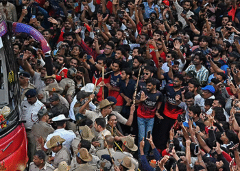 ਕਰਨਾਟਕ ਹਾਈਕੋਰਟ ਨੇ ਭਗਦੜ ਮਾਮਲੇ ‘ਚ ਸਰਕਾਰ ਨੂੰ ਨੋਟਿਸ ਕੀਤਾ ਜਾਰੀ