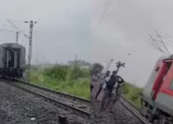 अमृतसर आ रही ट्रेन के 2 एसी डिब्बे पीछे छूटे