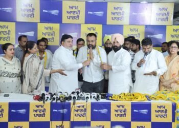 ਲੁਧਿਆਣਾ ਪੱਛਮੀ ਚੋਣਾਂ ਤੋਂ ਪਹਿਲਾ ਕਾਂਗਰਸ-ਭਾਜਪਾ ਨੂੰ ਵੱਡਾ ਝਟਕਾ! ਕਈ ਵੱਡੇ ਆਗੂ ਪਾਰਟੀ ਛੱਡ ਕੇ ‘ਆਪ’ ਵਿੱਚ ਹੋਏ ਸ਼ਾਮਲ