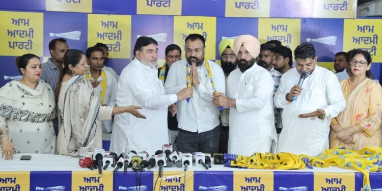 ਲੁਧਿਆਣਾ ਪੱਛਮੀ ਚੋਣਾਂ ਤੋਂ ਪਹਿਲਾ ਕਾਂਗਰਸ-ਭਾਜਪਾ ਨੂੰ ਵੱਡਾ ਝਟਕਾ! ਕਈ ਵੱਡੇ ਆਗੂ ਪਾਰਟੀ ਛੱਡ ਕੇ ‘ਆਪ’ ਵਿੱਚ ਹੋਏ ਸ਼ਾਮਲ