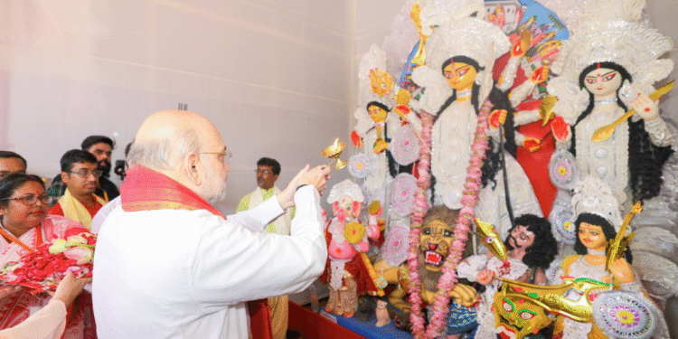 अमित शाह ने कोलकाता में किया दुर्गा पूजा पंडाल का उद्घाटन , ‘ऑपरेशन सिंदूर’ थीम पर सजा दुर्गा पूजा पंडाल, बारिश से हुई मौतों पर गृहमंत्री ने जताया शोक