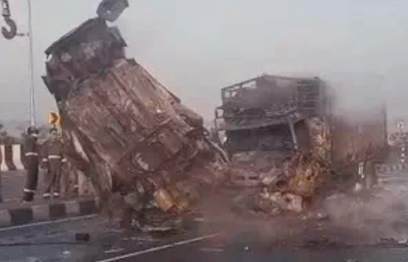 अलीगढ़-नेशनल हाईवे पर हुआ दर्दनाक सड़क हादसा, टायर फटने से हुआ हादसा  मासूम सहित 4 लोगों की जिंदा जलकर मौत