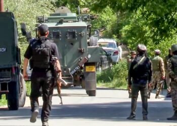 जम्मू-कश्मीर के उधमपुर में आंतकवादियों के साथ मुठभेड़ जारी, एक सैनिक शहीद व 2 पुलिसकर्मी घायल , सुरक्षा बलों का सर्च आपरेशन जारी