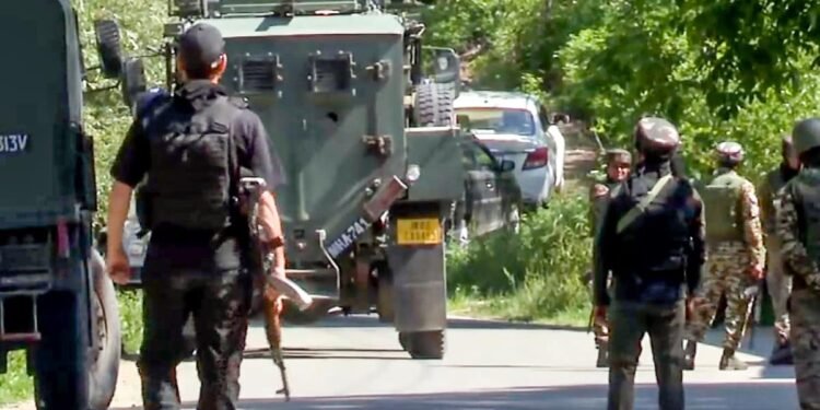 जम्मू-कश्मीर के उधमपुर में आंतकवादियों के साथ मुठभेड़ जारी, एक सैनिक शहीद व 2 पुलिसकर्मी घायल , सुरक्षा बलों का सर्च आपरेशन जारी