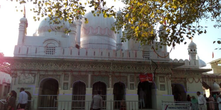 पंचकूला में बड़ा हादसा: ढलान पर अनियंत्रित हुई ओवरलोड पिकअप, श्रद्धालुओं से भरा वाहन पलटा  मचा हाहाकार  एक युवक की मौत, कई गंभीर