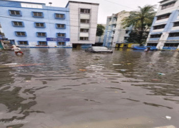 भारी बारिश के चलते कोलकाता हुआ जलमग्न ,मेट्रो और ट्रेन सेवा पर लगा ब्रेक, जनजीवन हुआ ठप्प , IMD ने जारी किया बुधवार तक अलर्ट