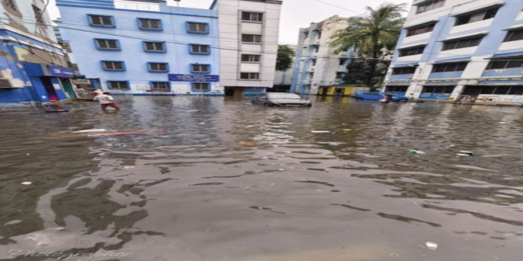 भारी बारिश के चलते कोलकाता हुआ जलमग्न ,मेट्रो और ट्रेन सेवा पर लगा ब्रेक, जनजीवन हुआ ठप्प , IMD ने जारी किया बुधवार तक अलर्ट